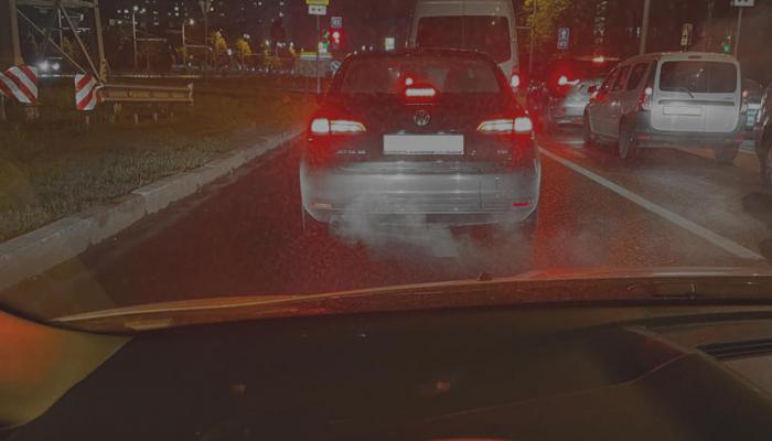 ألوان الأدخنة المتصاعدة من “شكمان” السيارة.. أنواعها وأسبابها المحتملة
