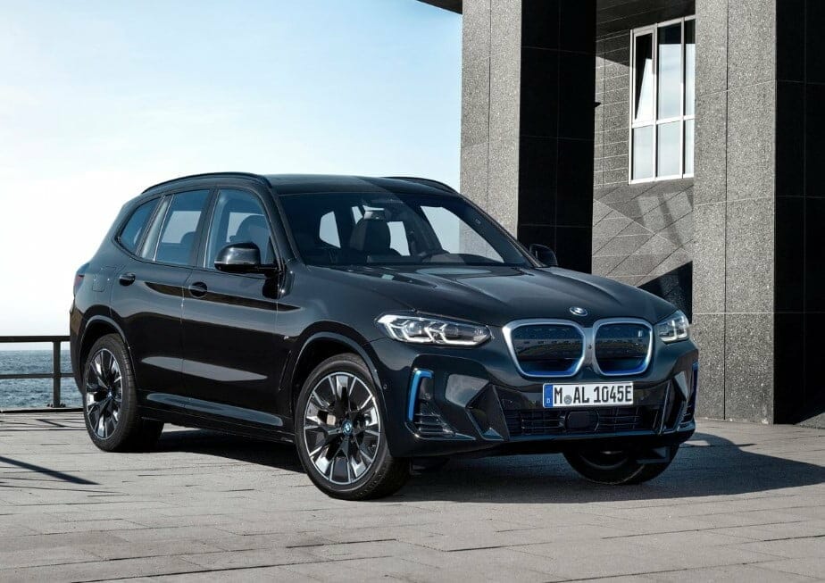BMW لا تزال رائدة في فئة السيارات الفاخرة.  باعت الشركة المصنعة البافارية ضعف عدد السيارات الكهربائية في عام 2022