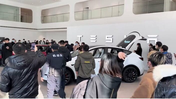 يحتج مالكو سيارات تسلا في الصين.  اشتروا سيارات أكثر تكلفة – فيديو