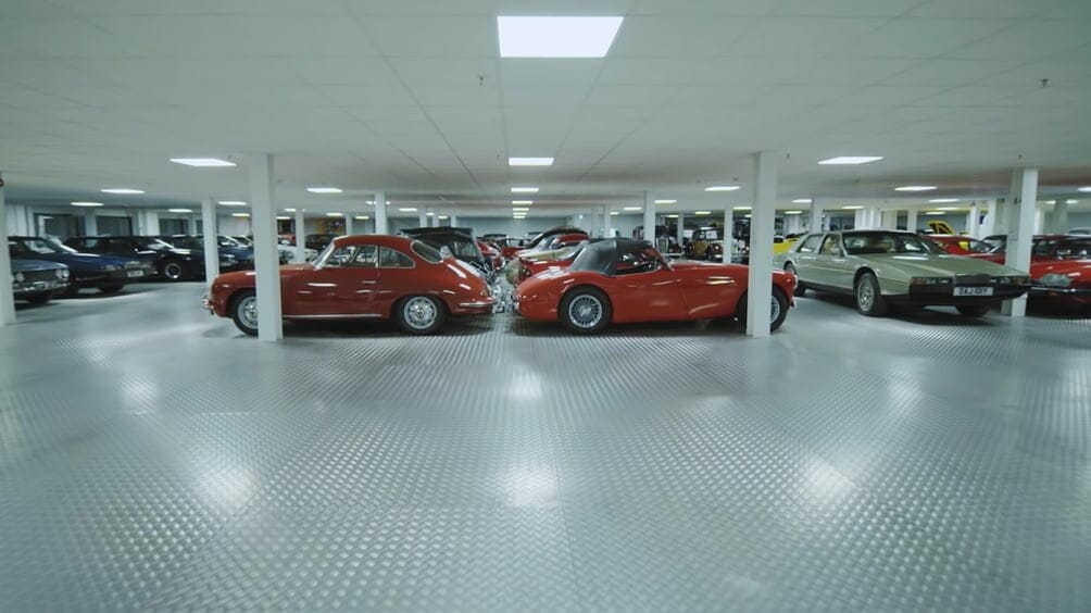 رجل بريطاني يمتلك مجموعة من 400 سيارة.  موديلات نادرة تبلغ قيمتها أكثر من 45 مليون يورو – فيديو